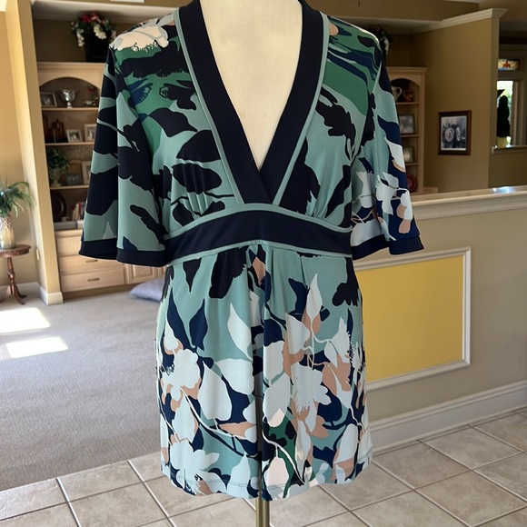 BCBG MAXAZRIA Size Medium M Shirt Top - Picture 1 of 9